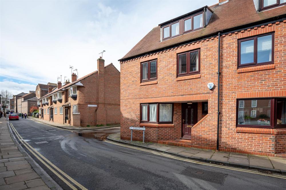 St Andrewgate York Yo1 7br Estate Agent York